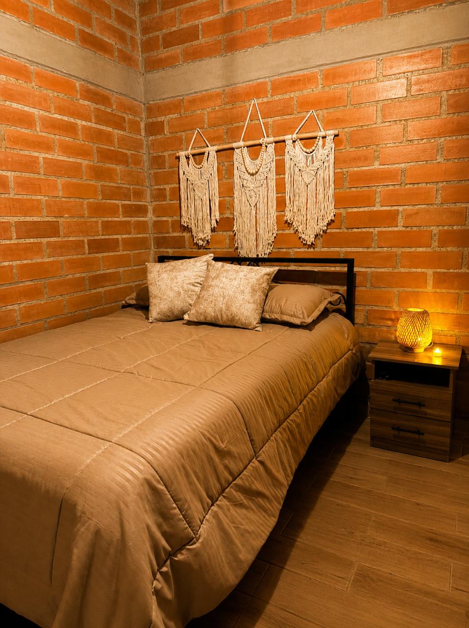 Alcoba principal con cama doble y macramé