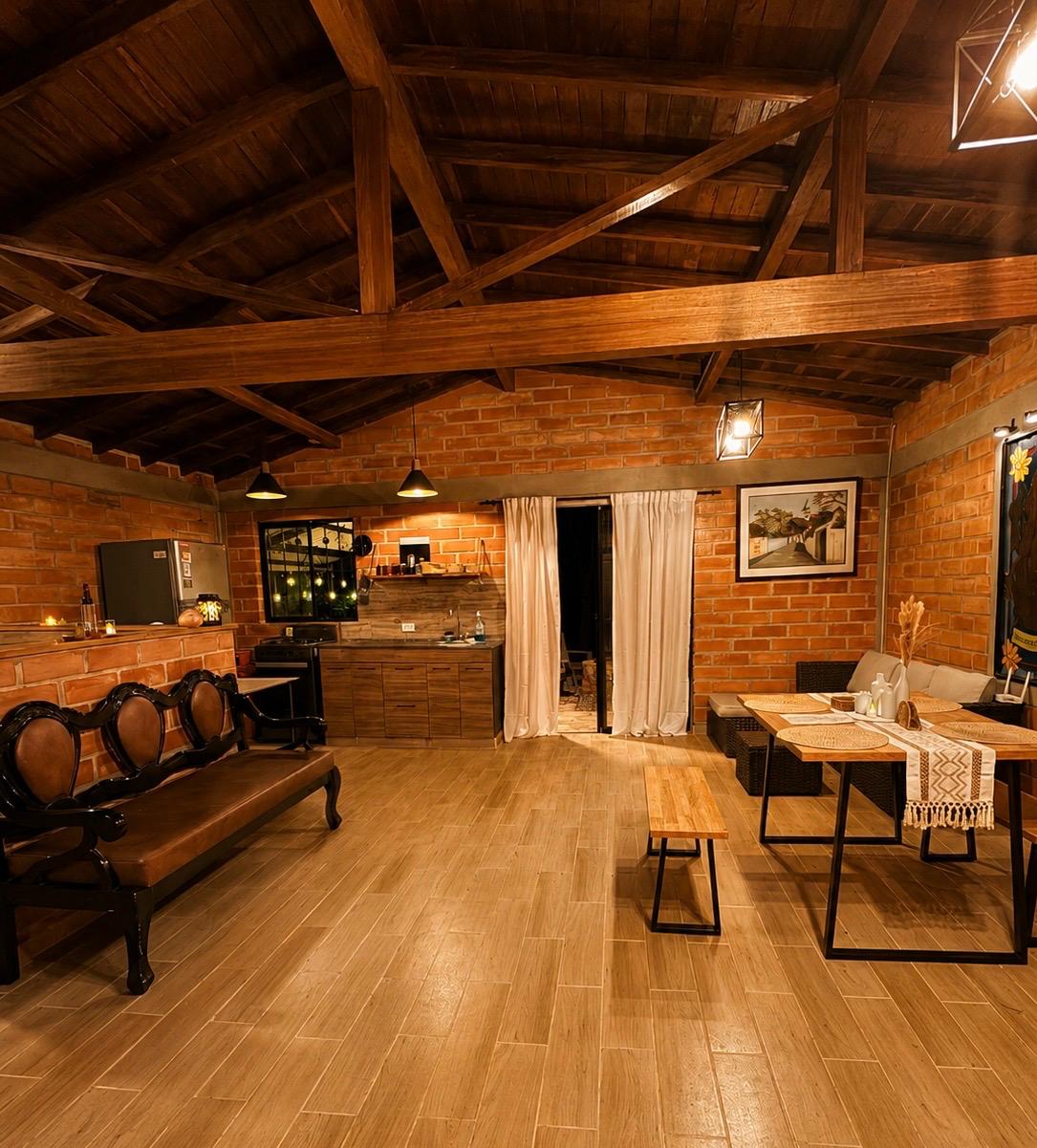 Sala, comedor y cocina de la cabaña