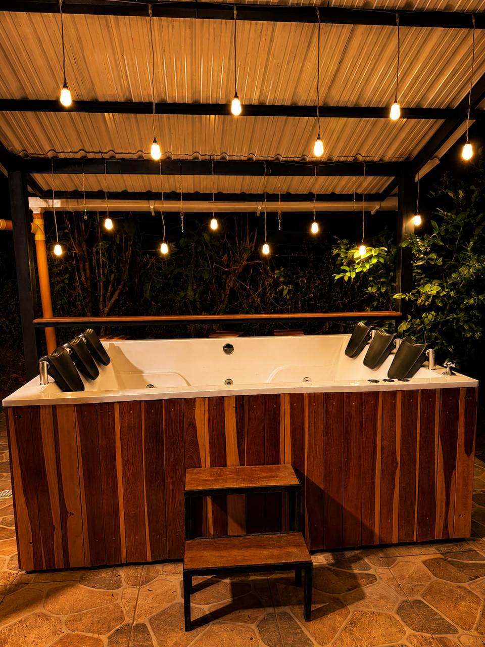 Jacuzzi al aire libre con luces cálidas