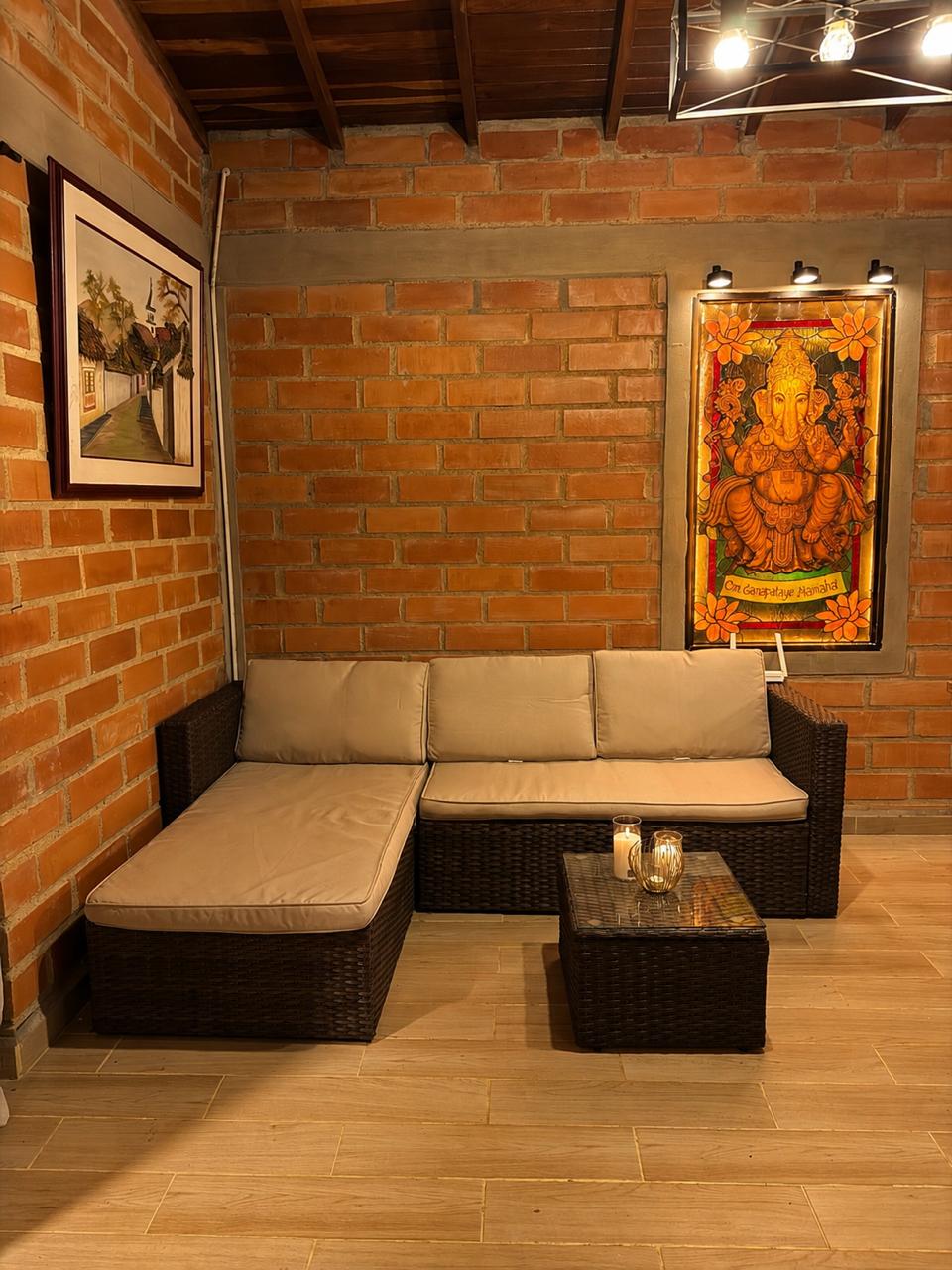 Sala exterior con sofá y mesa de centro